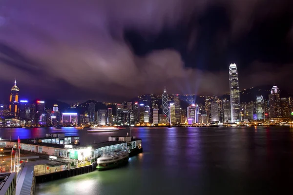 九龍スターフェリー反射から夜の香港港 — ストック写真
