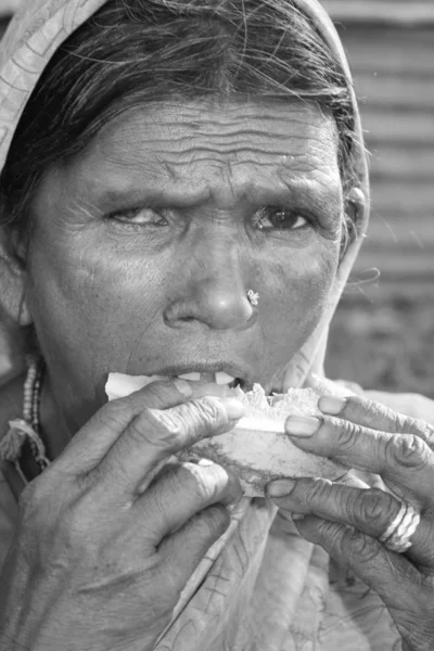 Retrato Preto Branco Uma Pobre Mulher Indiana Comendo Melancia Foco — Fotografia de Stock