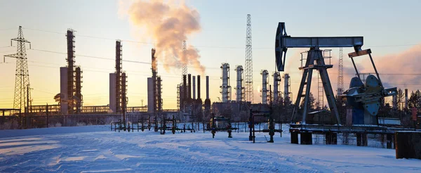 石油リグとグランジマス製油所の夕焼け空背景 パノラマ — ストック写真