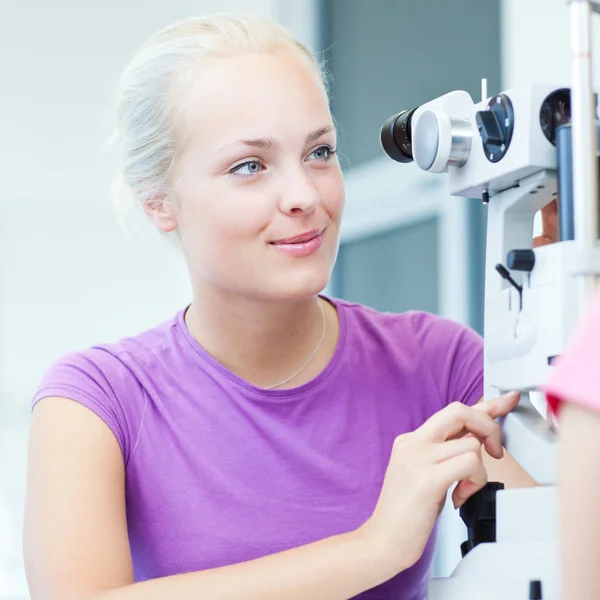 Concepto Optometría Retrato Joven Optometrista Bastante Usando Lámpara Hendidura Comprobando —  Fotos de Stock