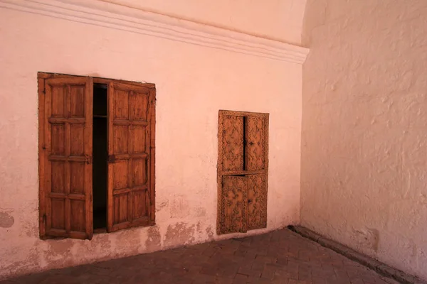 位于秘鲁阿雷基帕的圣卡塔利娜圣凯瑟琳著名修道院内的门 它属于多米尼加二阶 它主要建于1579年的穆德贾尔风格 — 图库照片