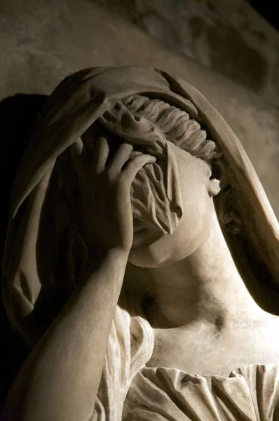 Witte Marmeren Klassieke Standbeeld Van Een Vrouw Huilen — Stockfoto