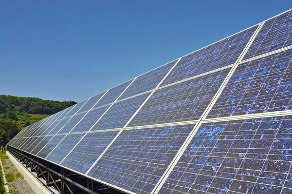 Painéis Solares Altamente Detalhados Brilhantes Estão Sob Céu Azul Claro — Fotografia de Stock