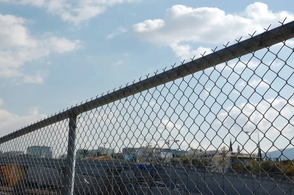 Paysage Urbain Travers Une Clôture Maillons Chaîne Barrière Routière Dessus — Photo