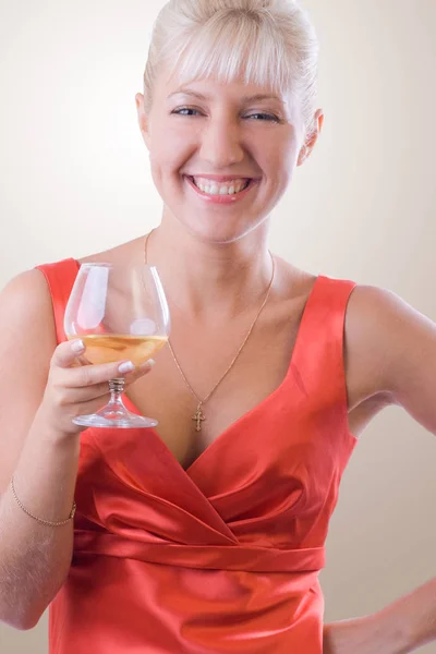 Femme Blonde Souriante Avec Verre Vin Blanc — Photo