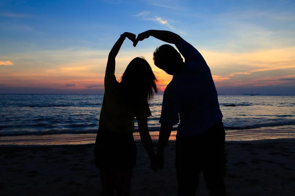 Asiatico Ragazzo Ragazza Con Cuore Forma Tramonto Spiaggia — Foto Stock