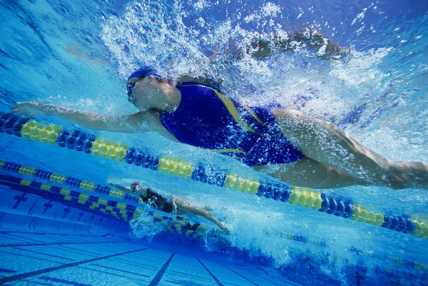 Víz Alatti Kilátás Női Úszók Racing — Stock Fotó