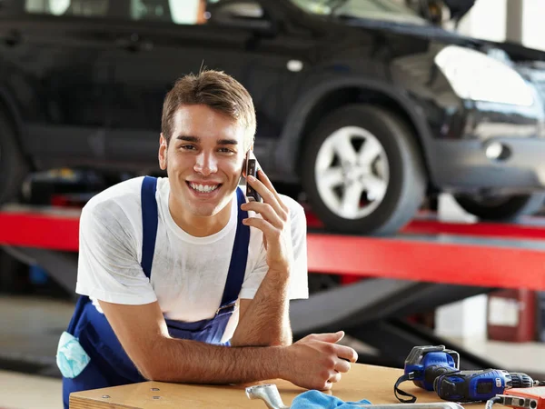 Retrato Mecánico Hablando Teléfono Móvil Taller Reparación Automóviles Mirando Cámara — Foto de Stock