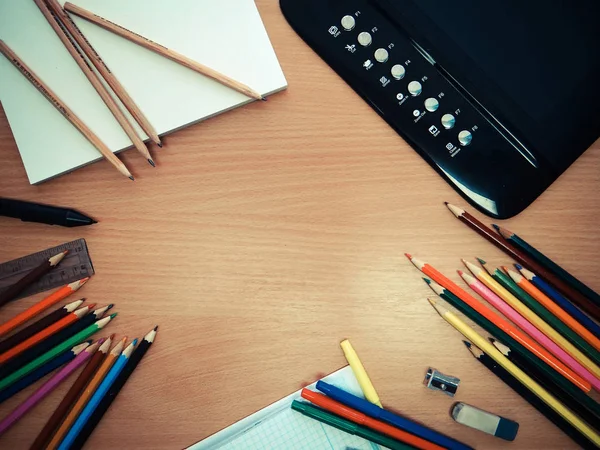 Foto Herramientas Oficina Lápices Colores Una Tableta Gráfica Sobre Mesa —  Fotos de Stock