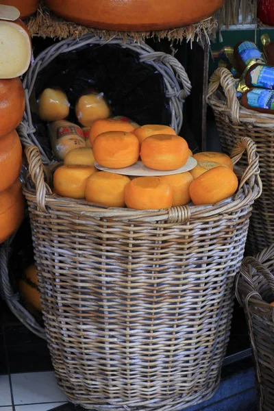 Pequeños Quesos Holandeses Expuestos Una Tienda Quesos —  Fotos de Stock