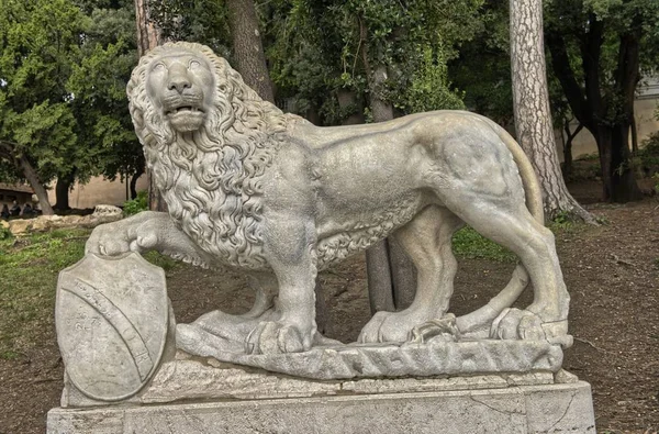 Escultura León Colina Sobre Piazza Del Popolo Roma Italia — Foto de Stock