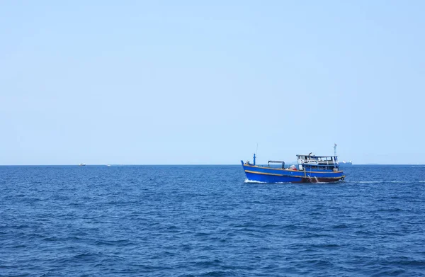夏季海景观与船蓝天的衬托 — 图库照片