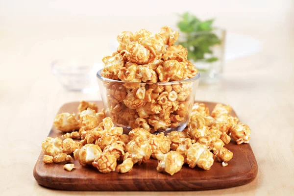 Cuenco Vidrio Palomitas Maíz Recubierto Con Caramelo —  Fotos de Stock