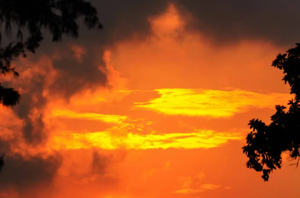 해질녘 오렌지 하늘에 — 스톡 사진