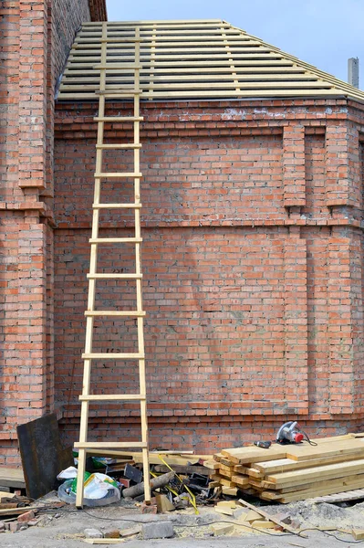 レンガの壁に木製の階段 — ストック写真