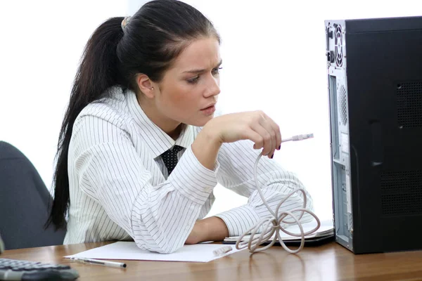 Junge Frau und Bürocomputer — Stockbild Junge Frau Und Bürocomputer — Stockfoto