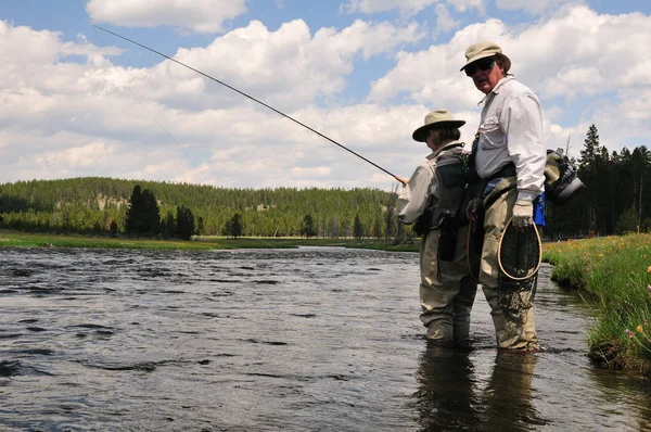 Macho Sênior Ativo Aula Pesca Com Mosca Para Fêmea Sênior — Fotografia de Stock