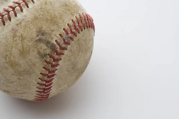 Starý Bojový Baseball Proti Bílému Pozadí — Stock fotografie