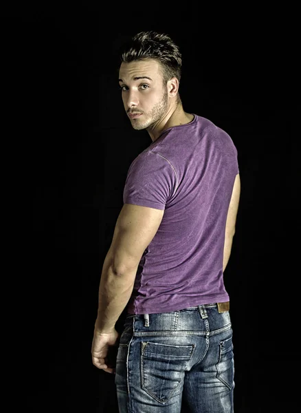 Hombre Joven Guapo Forma Pie Dando Vuelta Vistiendo Camiseta Púrpura —  Fotos de Stock