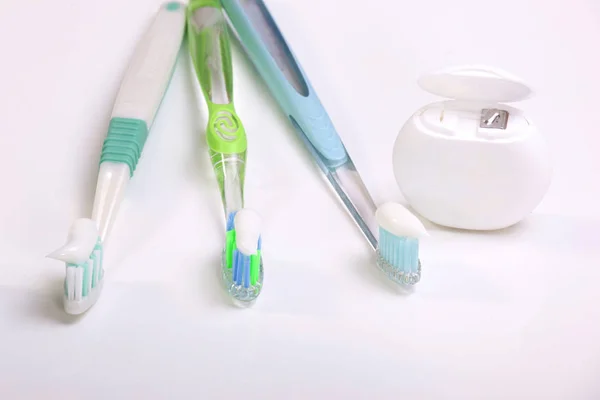 Diş Fırçası Diş Ipi Üzerine Beyaz Izole — Stok fotoğraf