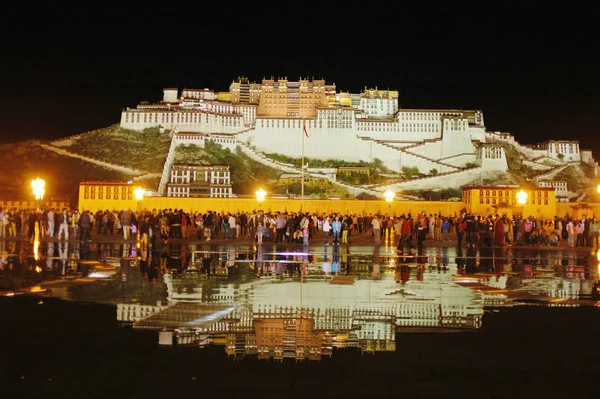 Cenas Noturnas Famoso Palácio Potala Tibete Lhasa Com Espelho Água — Fotografia de Stock