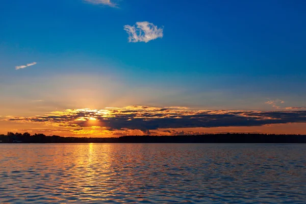 ピンク黄色の夕日と太陽表面における反射の湖水 — ストック写真