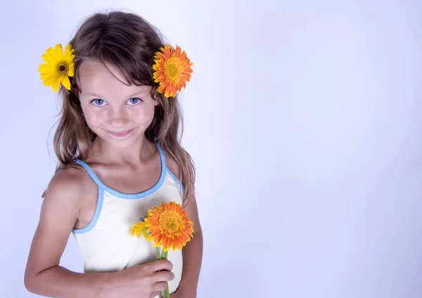 Une Petite Fille Tenant Dans Main Une Belle Fleur — Photo