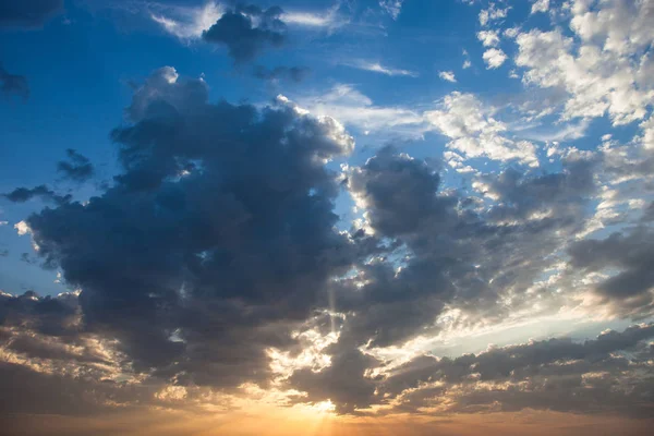 Paysage Nuageux Avec Les Rayons Soleil Rayonnant Derrière Nuage — Photo