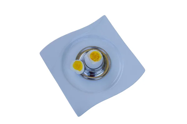 Beyaz Bir Arka Plan Karşı Bir Tabaküzerinde Kahvaltı Yumurta — Stok fotoğraf