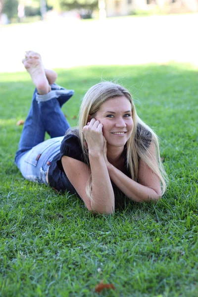 Uma Mulher Bonita Loira Relaxando Sombra Algumas Árvores Grama Parque — Fotografia de Stock