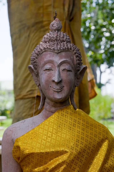 Επικεφαλής Του Αρχαίου Χαμογελαστή Βούδα Στο Wat Mae Nang Pleum — Φωτογραφία Αρχείου