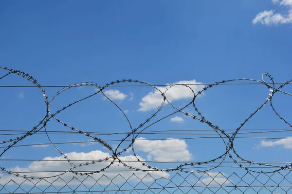 Detail Eines Zauns Mit Scharfen Kanten Gegen Blauen Himmel Mit — Stockfoto