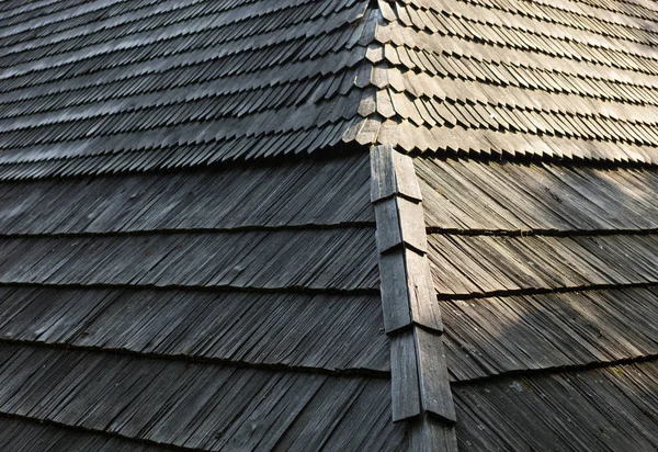 豊かな質感と古い木製の鉄片屋根 — ストック写真