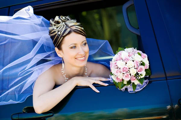 Happy Bride Flower Bouquet Siting Car — Stock Photo, Image