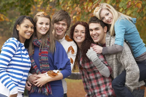 Skupina Šesti Dospívající Přátel Baví Podzimním Parku — Stock fotografie