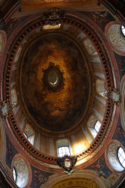 Vista Ángulo Bajo Hermosa Cúpula Con Fresco Histórica Iglesia Barroca — Foto de Stock