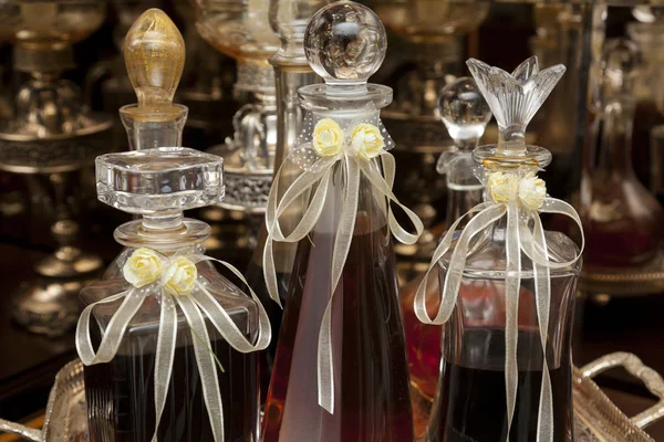 Украшенные Свадебные Бутылки Самодельного Напитка Коньяк Бренди — стоковое фото