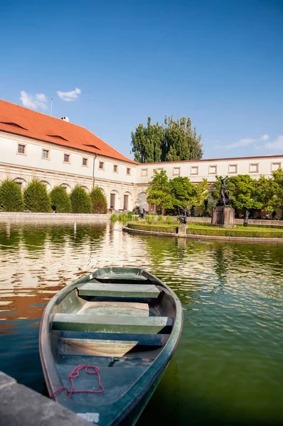 Łódź Molo Staw Ogrodzie Pałacu Valdštejna Praga — Zdjęcie stockowe