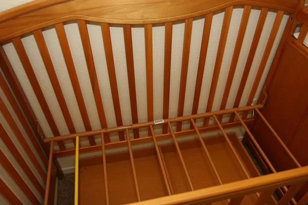 유아용 침대는 유아를 침대로 일반적으로 3세까지 — 스톡 사진