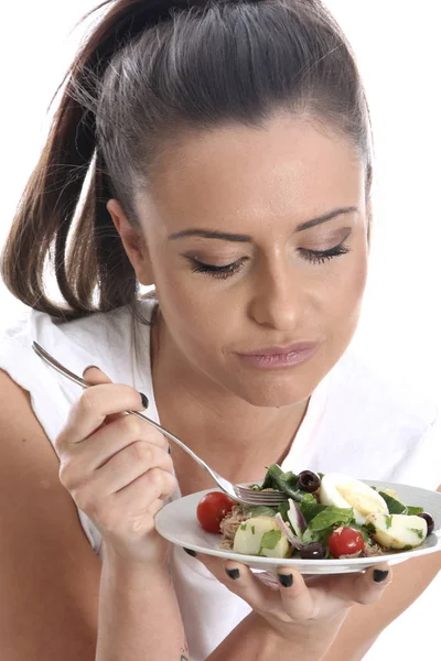 Modelo Liberado Mujer Joven Comiendo Ensalada Nicoise — Foto de Stock