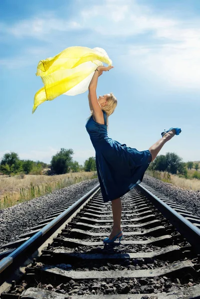 Modelo Baile Con Tela Amarilla Ferrocarril —  Fotos de Stock