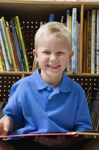 Kleiner Junge Liest Ein Buch — Stockfoto