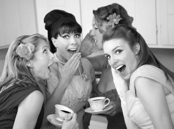 Groep Van Vier Retro Mode Housewives Geheimen Vertellen Keuken — Stockfoto