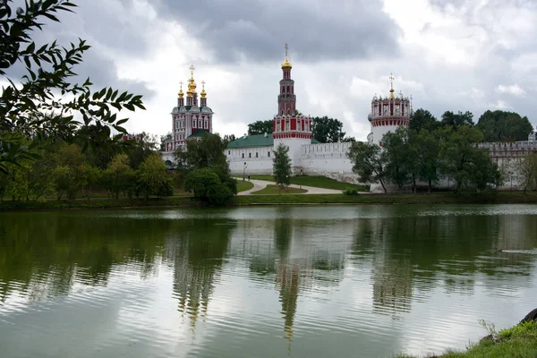 Дождливое Небо Над Монастырём Новой Девы — стоковое фото