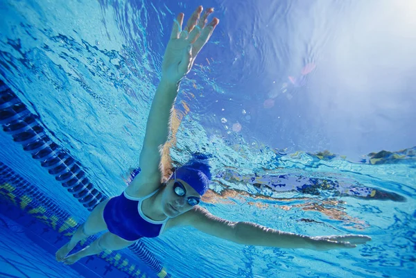 Female Participant Swimming Underwater — Stock Photo, Image