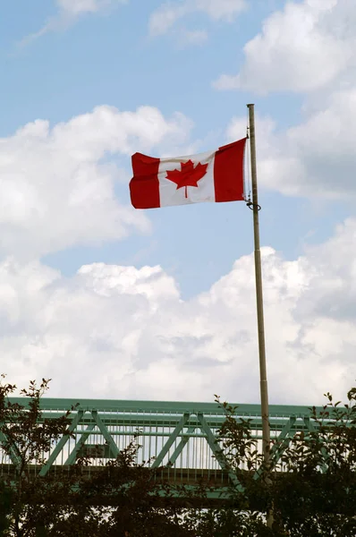 Kanadensisk Flagga Flyger Över Gångbro — Stockfoto