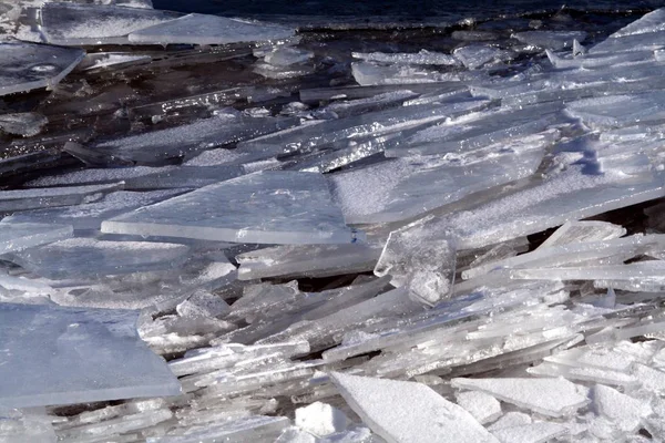 冬の太陽の下で輝き 青空を映し出すブロッケン氷 — ストック写真