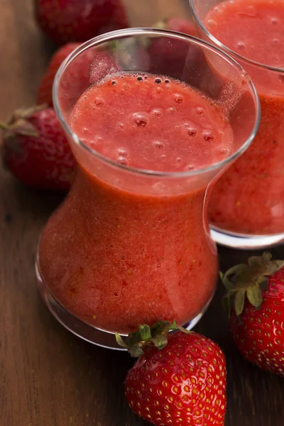 Een Glas Strawberry Smoothie Een Houten Achtergrond — Stockfoto