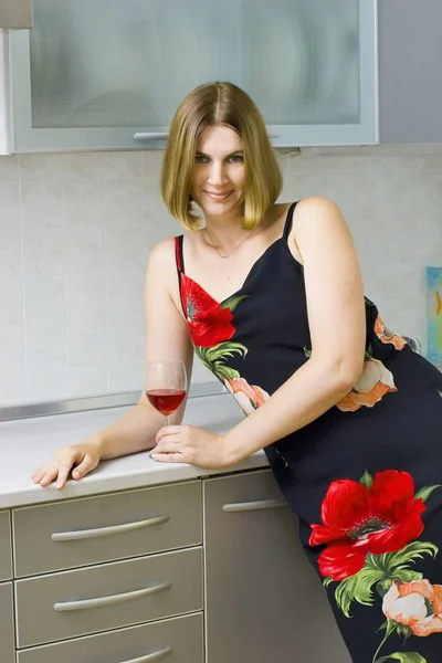 Mujer Joven Cocina Witn Vino Tinto — Foto de Stock