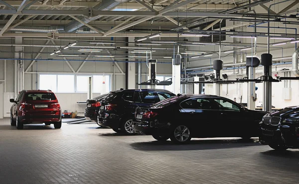 Carro Estacionado Oficina Reparação Grande Limpo — Fotografia de Stock